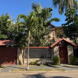 Ideal Para Vivienda O Empresas,casa Amplia Con Piscina En Alquiler,b. Equipetrol