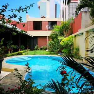 Amplia Residencia Con Oficina En Alquiler. Ideal Para Empresas.