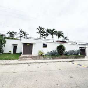 En Venta! Amplia Casa Independiente En Zona Norte