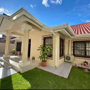 Hermosa Casa En Venta En Equipetrol – Calle 8 Oeste