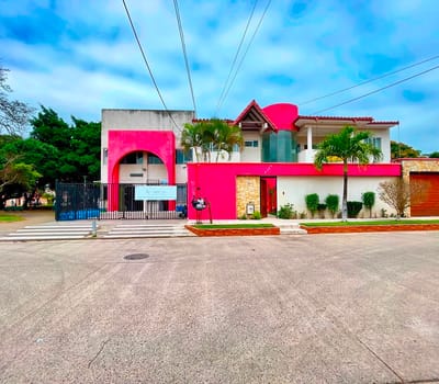 Casa De Lujo + Tienda Comercial Independiente| ¡2 Propiedades En 1!