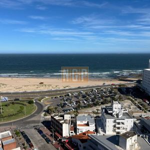 Apartamento En Alquiler De 3 Dormitorios En Primera Linea De Playa Mansa , Punta Del Este