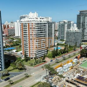 Apto De 3 Dormitorios Unificado En Edificio Long Beach! Piso Alto Con Vista Al Mar