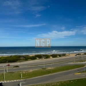 Apartamento En Venta De 3 Dormitorios En Punta Del Este , Playa Brava , Torre Nueva York , Vista Al Mar