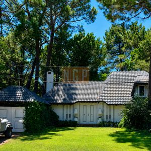 Chalet De 4 Dormitorios, Piscina Y Parrillero En Venta, Zona Tranquila. Punta Del Este.