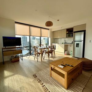 Apartamento 1 Dormitorio, Sobre Centro Comercial