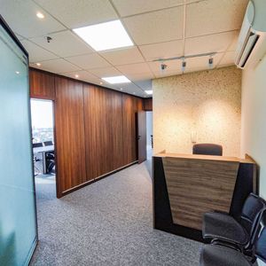 Oficina Amoblada En Alquiler/venta En Edificio Platinium