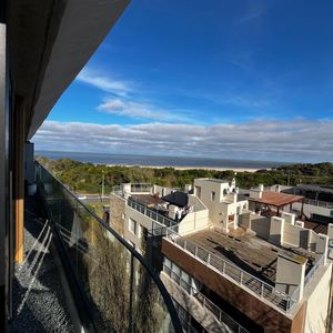 Apartamento En Alquiler Sobre La Rambla Barra De Carrasco 2 Dormitorios 