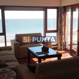 Venta De Apartamento De 2 Dormitorios En Mansa Frente Al Mar