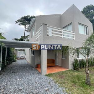 Casa En Venta Reciclada A Estilo Moderno, Con Amplio Jardín En Montoya, La Barra
