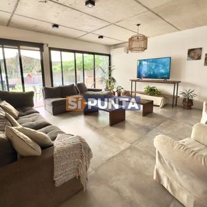 Casa De 3 Dormitorios Con Piscina Climatizada En Alquiler