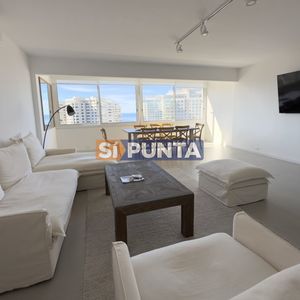 Apartamento En Alquiler De 2 Dormitorios En Playa Mansa