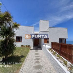 Vende Casa En Excelente Estado, Reciclada. De 6 Dormitorios En Peninsula. Punta Del Este