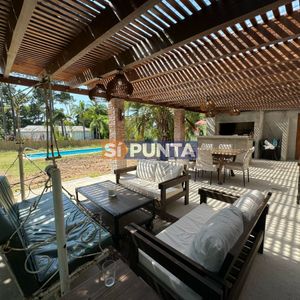 Casa A La Venta Punta Del Este, 4 Dormitorios Con Piscina