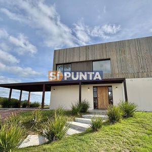 Casa De 3 Dormitorios Con Piscina En Alquiler Anual Punta Ballena