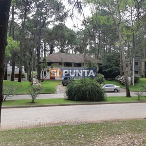 Barrio Cerrado A Pasos Del Mar Con Todos Los Servicios. Solanas, Punta Del Este. Chalet En Venta