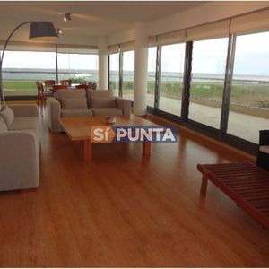 Apartamento De 3 Dormitorios Y Dependencia, Playa Mansa