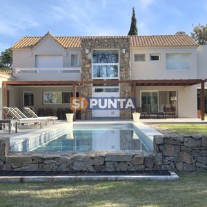 Casa En Alquiler En Playa Brava, 4 Dormitorios Y Dep. Piscina Y Barbacoa