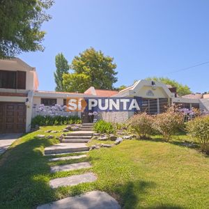 Casa De 4 Dormitorios Con Piscina Climatizada En Alquiler