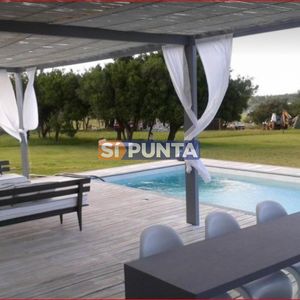 Moderna Casa En Alquiler En  Barrio Privado El Quijote