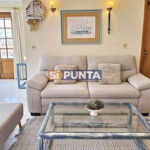 Apartamento De 2 Dormitorios Y 2 Baños A 1 Cuadra De Gorlero, Con Gran Terraza Y Parrillero Propio.