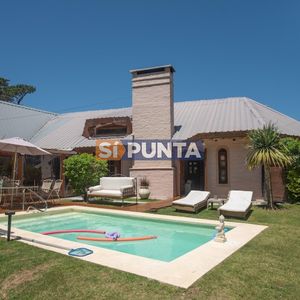 Casa En Venta, 4 Dormitorios - Jardines De Córdoba