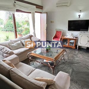 Chalet En Venta - Zona Pinares!