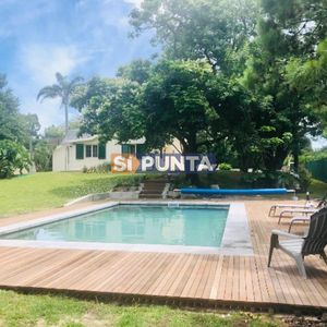 Hermosa Casa Con Gran Parque Con Piscina Climatizada Y Parrillero. Ref:7447