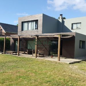 Venta Y Alquiler De Casa En Cantegril, 4 Dormitorios, 4 Baños, Lindo Lugar.