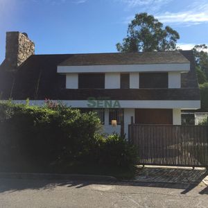 Alquiler De Casa En Pinares, 4 Dormitorios, 3 Baños, Lindo Lugar, Excelente Construccion.