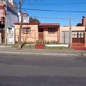 Venta De Casa En Pinares, 3 Dormitorios 2 Baños, Cerca De Todo.