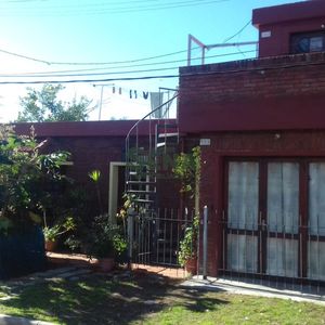 Alquiler Y Venta De Casa En Maldonado Centro, 1 Dormitorios, Baño, Patio Al Frente-
