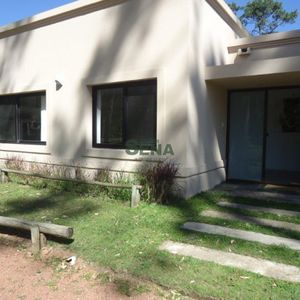Venta De Casa En Pinares, 3 Dormitorios, 2 Baños, Cerca Del Mar.