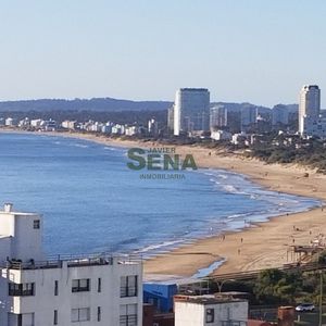 Venta De Apartamento En La Mansa, 2 Dormitorios, 2 Baños, Gran Vista.