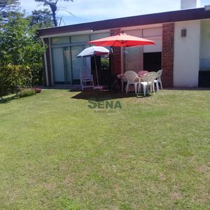 Alquiler De Casa En Pinares 4 Dormitorios, 2 Baños, A 2 Cuadras Del Mar
