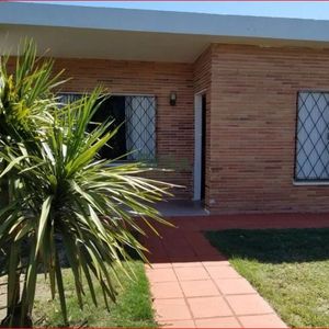 Venta De Casa En Las Delicias, 3 Dormitorios, Baño, Cerca Del Mar.-