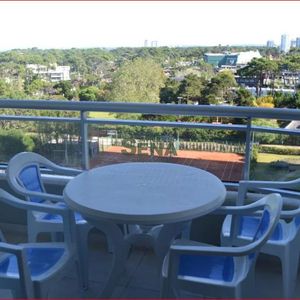 Venta De Apartamento En La Roosevelt, 2 Dormitorios, Baño, Piscina, Servicios.