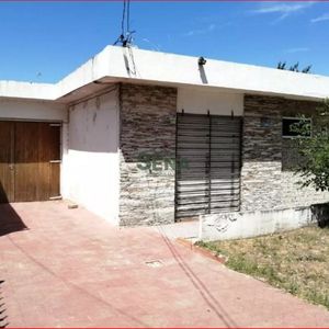 Venta De Casa En Carrasco, 2 Dormitorios, Baño, Muy Lindo Lugar.