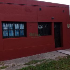 Venta De Casa En San Carlos, 2 Casas De 1 Dormitorio, Baño.