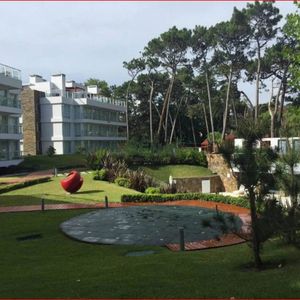 Venta De Apartamento En La Mansa, 1 Dormitorio, Baño, Piscina Y Servicios.
