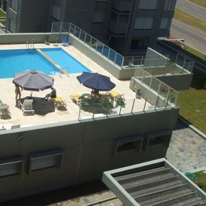 Alquiler De Apartamento En La Brava, 1 Dormitorio, Baño, Piscina, Servicios Y Buena Vista.