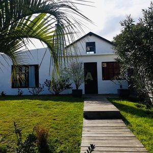 Venta De Casa En La Juanita, 3 Dormitorios, 2 Baños, Lindo Lugar.