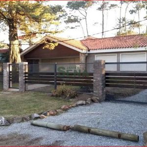 Alquiler De Casa En La Mansa, 5 Dormitorios, 4 Baños, Piscina, Lindo Parque Cerca Del Mar.