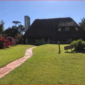 Venta Y Alquiler De Casa En Lugano, 3 Dormitorios, 3 Baños, Buen Lugar, Buen Parque.
