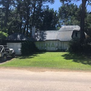 Venta De Casa En Pinares, 4 Dormitorios, 2 Baños, Piscina, Lindo Parque.