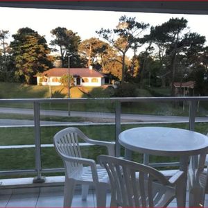 Alquiler De Apartamento En La Mansa, 2 Dormitorios, 2 Baños, Piscina, Canchas, Frente Al Mar.
