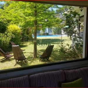 Alquiler De Casa En Pinares, 3 Dormitorios, 3 Baños, Piscina, Parque Y En Buen Estado.