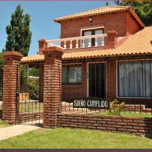 Alquiler De Casa En Pinares, 4 Dormitorios, 3 Baños, Piscina, Parque, Cerca Del Mar.