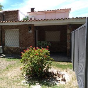 Venta De Casa En Av. Italia, 3 Dormitorios, 2 Baños, Fondo Con Parrilla.