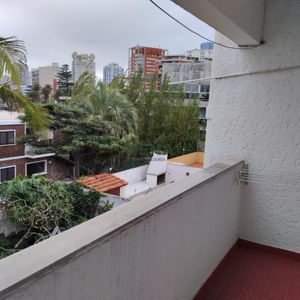 Venta De Apartamento En La Peninsula, 1 Dormitorio, Baño, Balcon, A Un Paso De Todo.